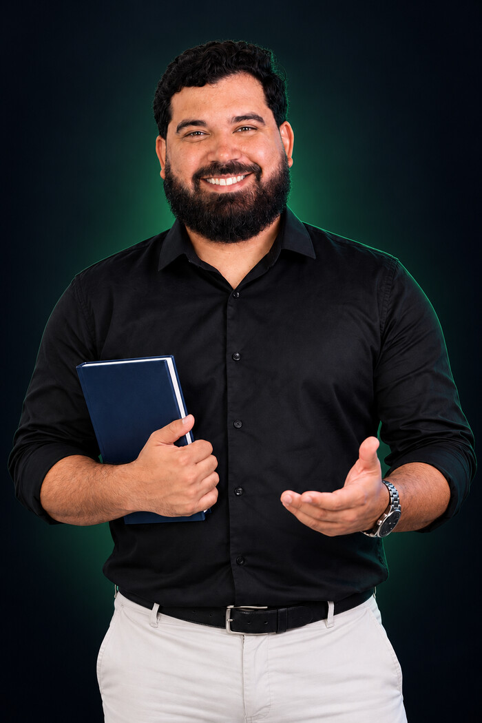 Guilherme Manoel apresentando um material