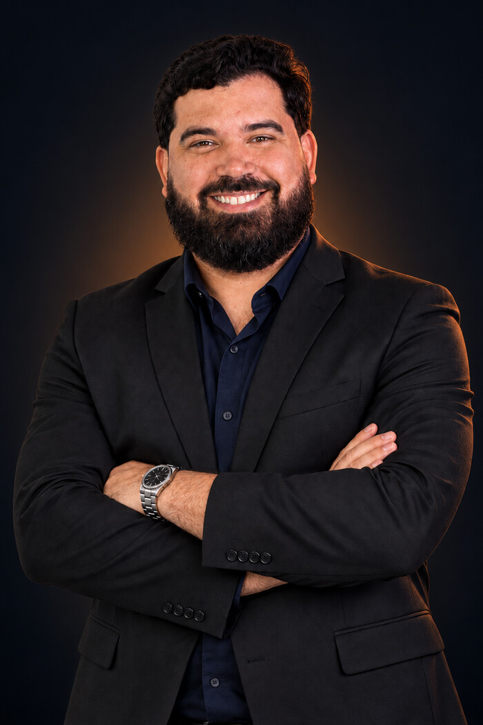 Guilherme Manoel de braços cruzados