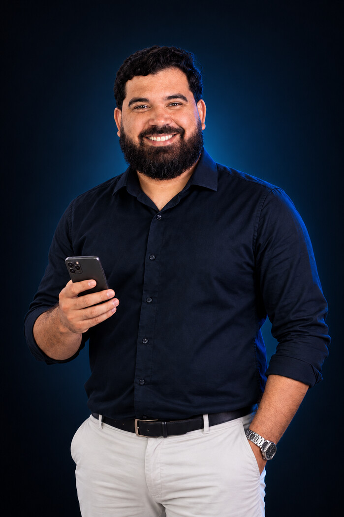 Guilherme Manoel segurando um celular